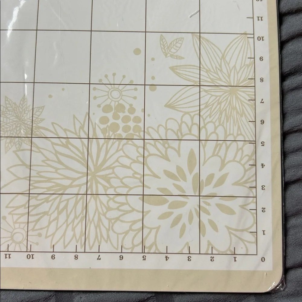 Bundle of Cricut Cuttlebug Anna Griffin Magnetic Cutting Mat & Window Frame Dies